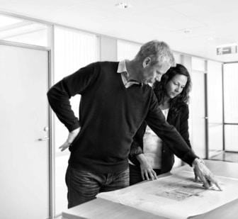 Brannkonsulenter peker på og diskuterer branntegninger