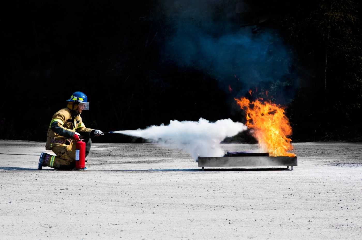Slokkeapparat spyler brann i et kar fra slokkeøvelse