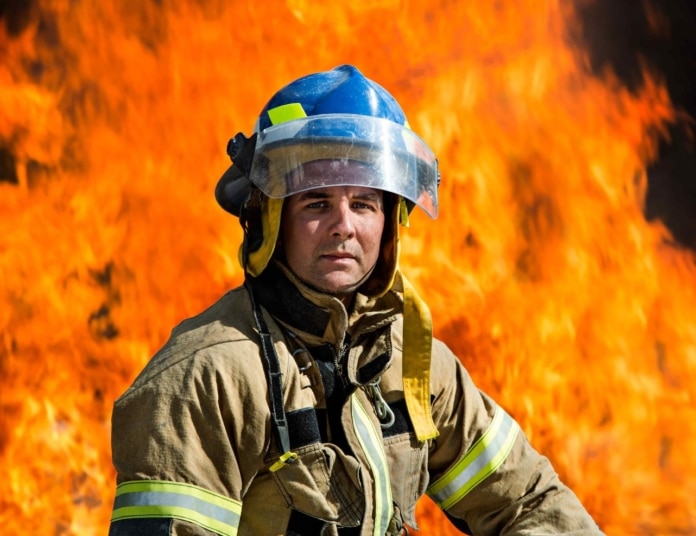 Medarbeider med flammer i bakgrunnen