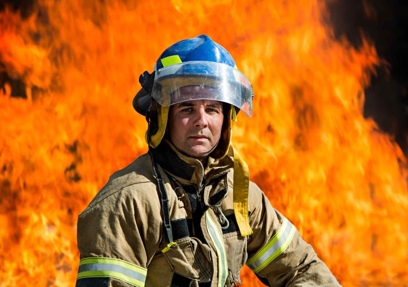 Medarbeider med flammer i bakgrunnen