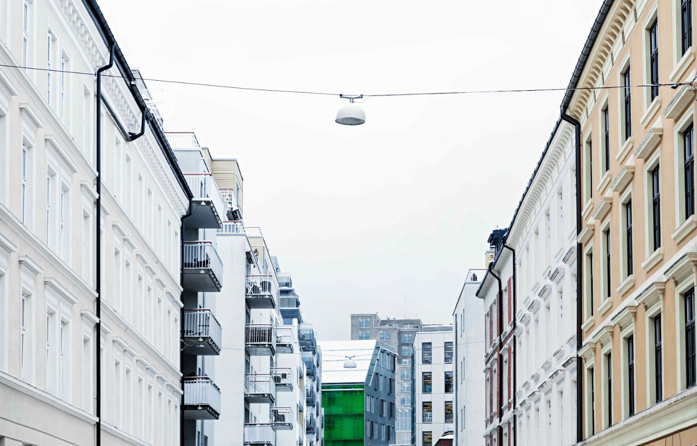 Fasader av boligbygg på hver side av en gate